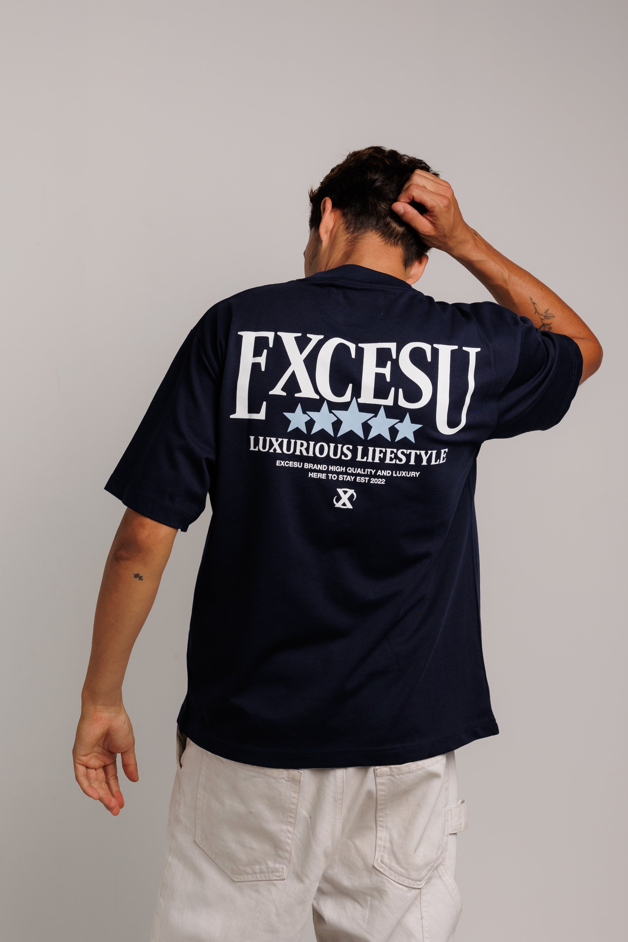 Camiseta azul marino con estrellas de lujo