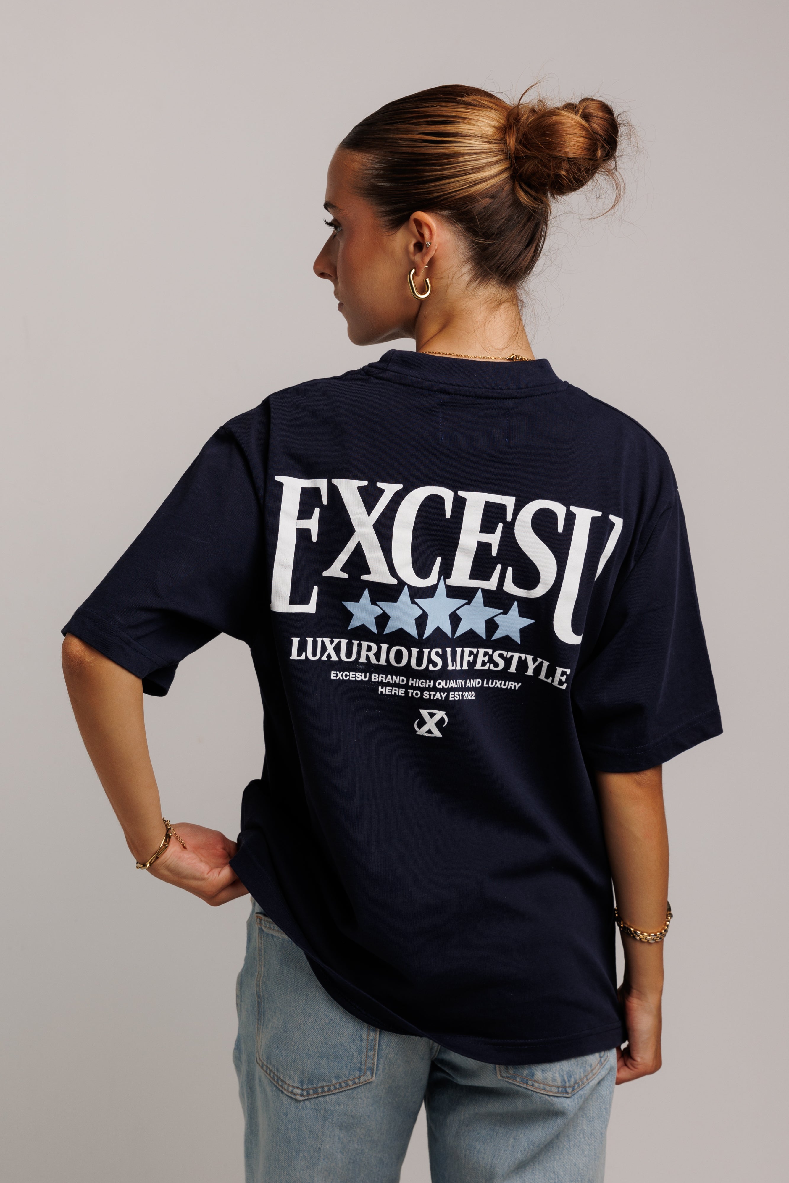 Camiseta azul marino con estrellas de lujo