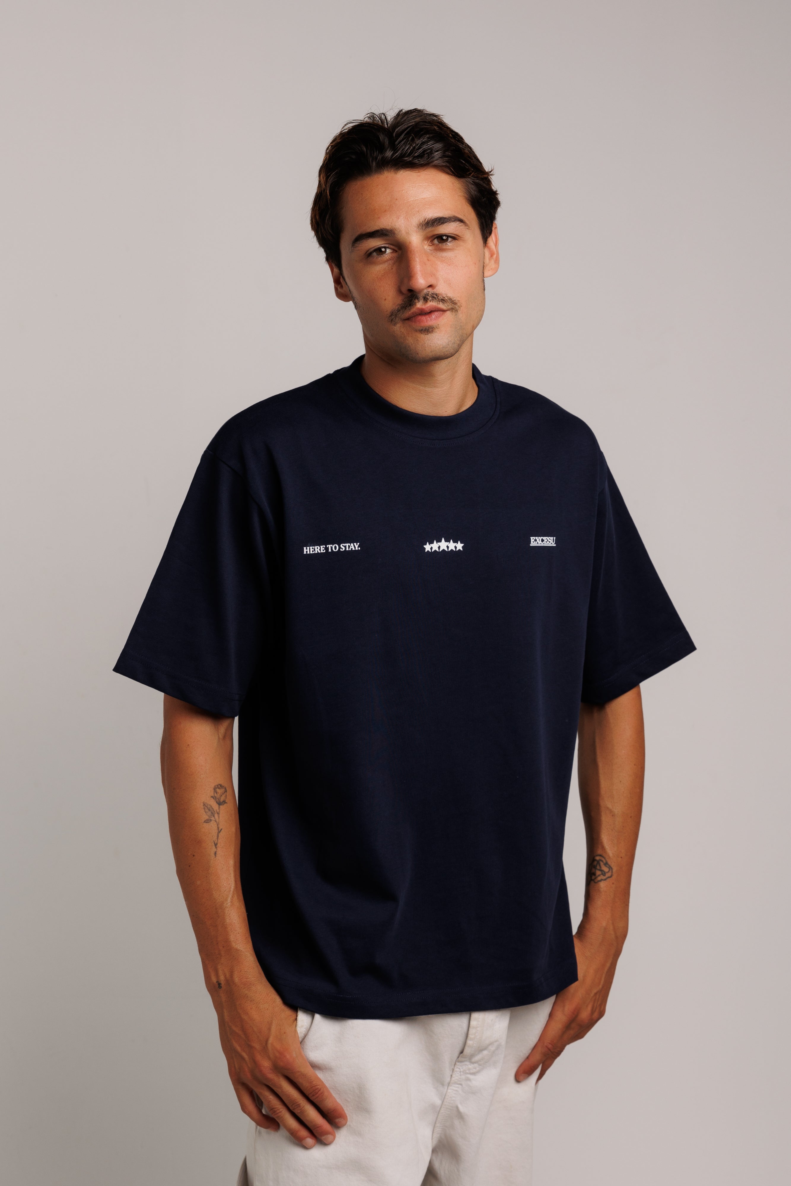 Camiseta azul marino con estrellas de lujo 